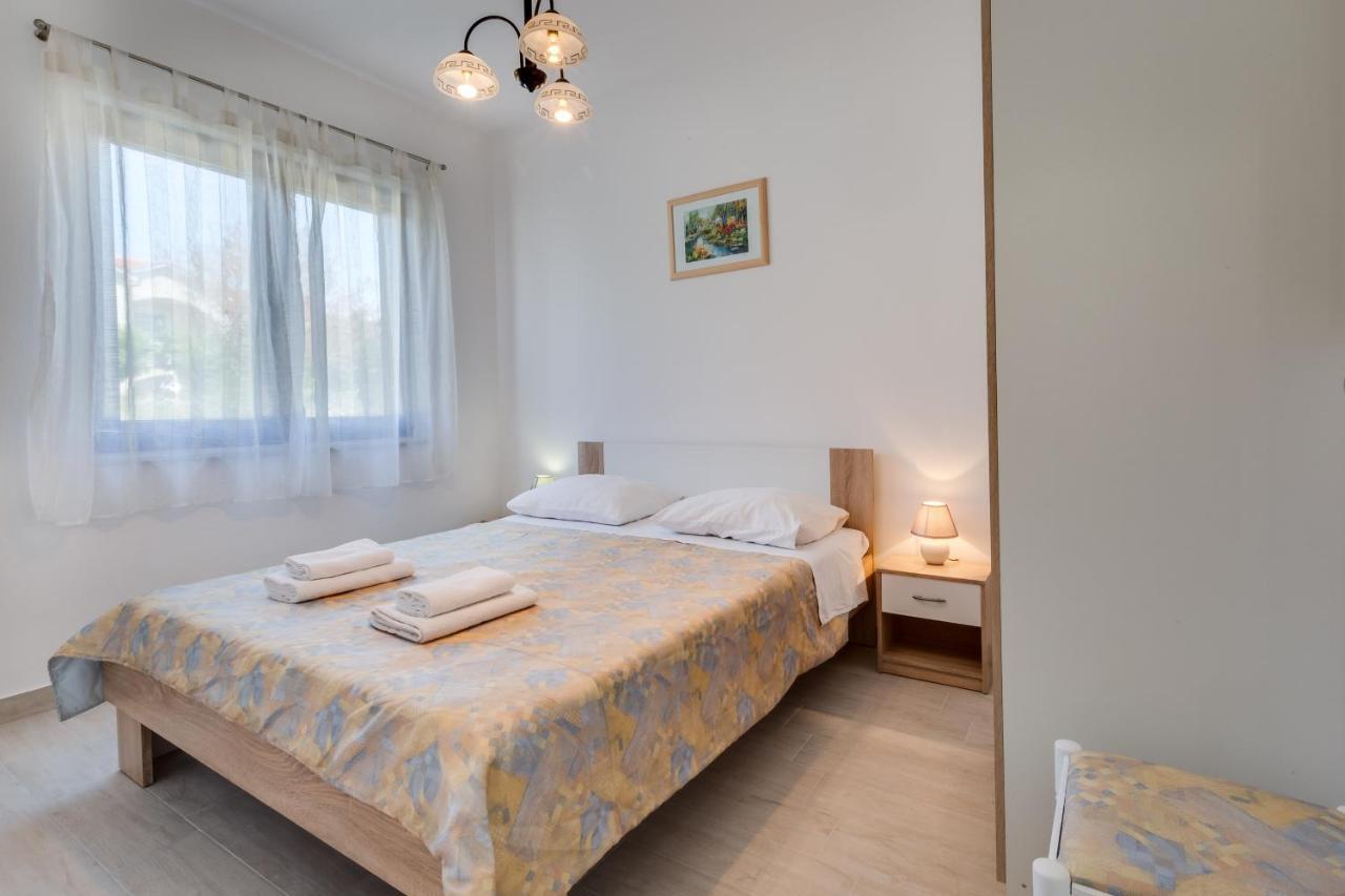 Family Friendly Seaside Apartments Kozino, Zadar - 5756 Petrcane Luaran gambar